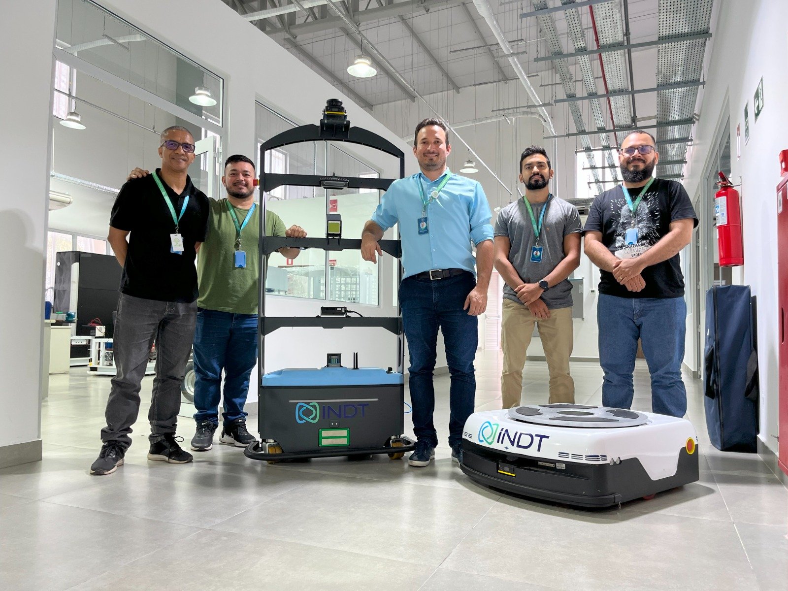 Na foto, Sérgio Abreu, Paulo Fonseca, Gledyson Cidade, Rafael Guabiraba e Jorge Ramos, time que desenvolve os projetos de robótica do INDT. Foto: Divulgação