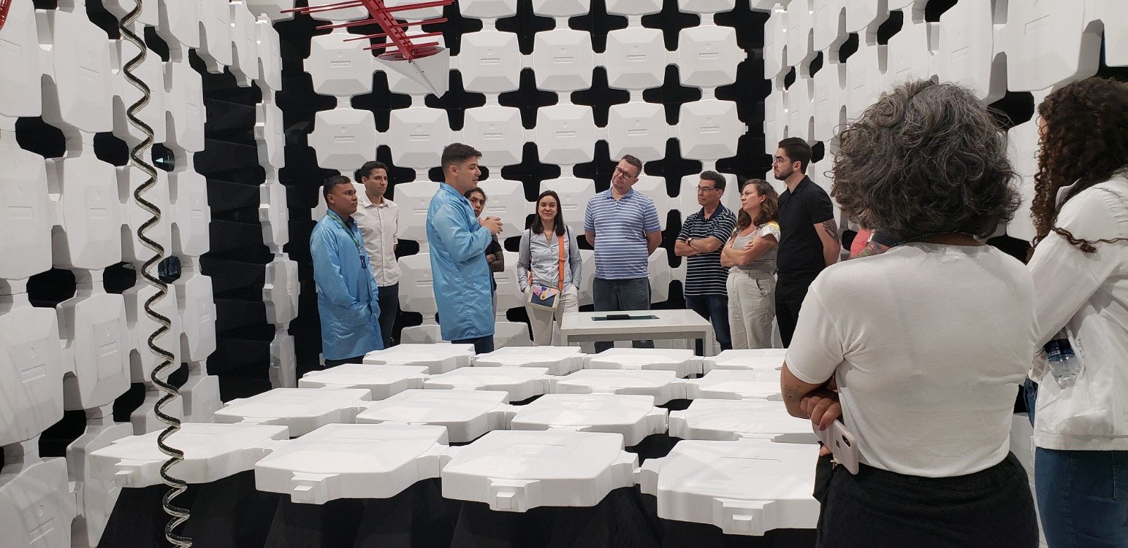 Integrantes da imersão Academia Ensina durante visita ao laboratório do INDT, em expedição janeiro deste ano. Foto: INDT/divulgação